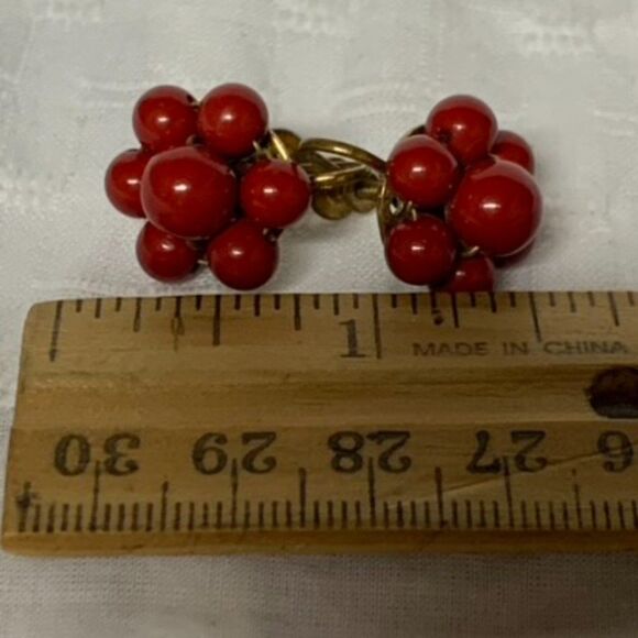 Vintage 1950s Screw Back Earrings Red Beaded Flower (J331) - Picture 3 of 7